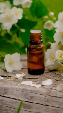 Yasemin yağı ve çiçekler. Seçici odaklanma. Doğa.