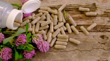 Kırmızı Yonca Özütü ve İlaveleri. Seçici Odaklanma. Doğa.