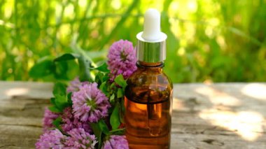 Kırmızı Yonca Özütü ve İlaveleri. Seçici Odaklanma. Doğa.