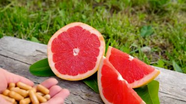 Şişedeki greyfurt yağı. Seçici odaklanma. Doğa.