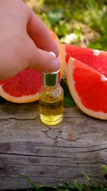 Şişedeki greyfurt yağı. Seçici odaklanma. Doğa.