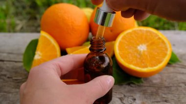 Şişedeki portakal yağı. Seçici odaklanma. Doğa.
