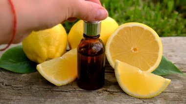 limon yağı şişede. Seçici odaklanma. Doğa.