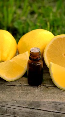 limon yağı şişede. Seçici odaklanma. Doğa.