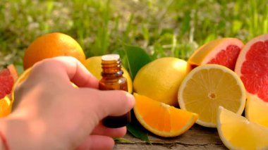 Şişedeki turunçgil yağı. Seçici odaklanma. Doğa.