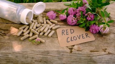 Kırmızı Yonca Özütü ve İlaveleri. Seçici Odaklanma. Doğa.