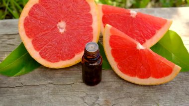 Şişedeki greyfurt yağı. Seçici odaklanma. Doğa.