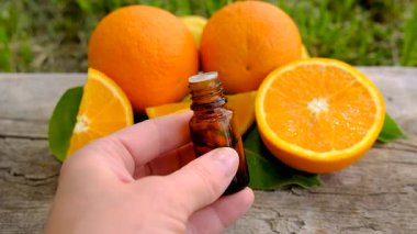 Şişedeki portakal yağı. Seçici odaklanma. Doğa.