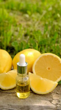 limon yağı şişede. Seçici odaklanma. Doğa.