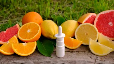 Şişedeki turunçgil yağı. Seçici odaklanma. Doğa.