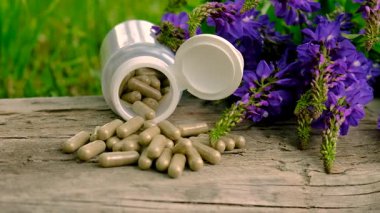 Azgın keçi ağacı alternatif ilaç çıkartır. Seçici Odaklanma. Doğa.