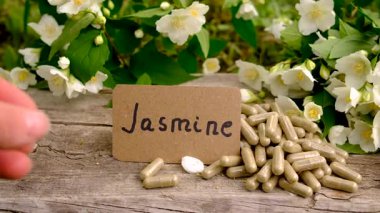 Yasemin yağı ve çiçekler. Seçici odaklanma. Doğa.