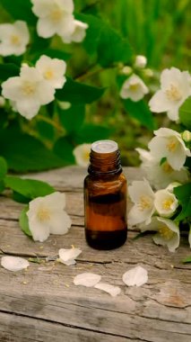 Yasemin yağı ve çiçekler. Seçici odaklanma. Doğa.