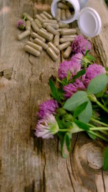 Kırmızı Yonca Özütü ve İlaveleri. Seçici Odaklanma. Doğa.