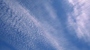 Gökyüzünde güzel beyaz bulutlar. Seçici odaklanma. Doğa.