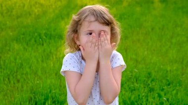 Çocuk öpücük yolluyor. Seçici odaklanma. Çocuk.