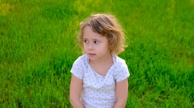 Çocuk doğayı işaret ediyor. Seçici odaklanma. çocuk.