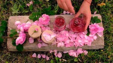 Bahçede gül yaprağı reçeli. Seçici odaklanma. Doğa.