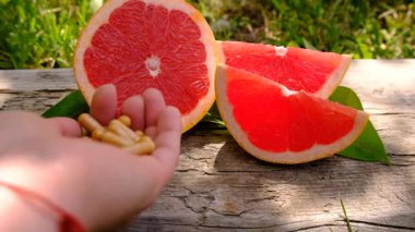 Şişedeki greyfurt yağı. Seçici odaklanma. Doğa.