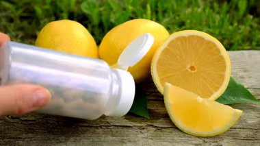 limon yağı şişede. Seçici odaklanma. Doğa.