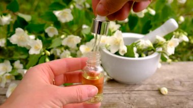 Yasemin yağı ve çiçekler. Seçici odaklanma. Doğa.