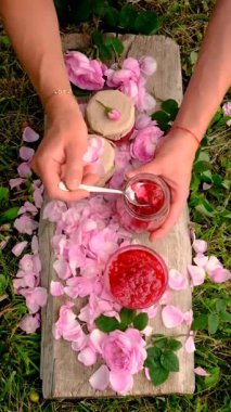 Bahçede gül yaprağı reçeli. Seçici odaklanma. Doğa.