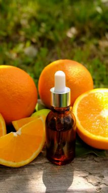 Şişedeki portakal yağı. Seçici odaklanma. Doğa.