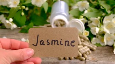 Yasemin yağı ve çiçekler. Seçici odaklanma. Doğa.