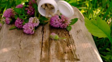 Kırmızı Yonca Özütü ve İlaveleri. Seçici Odaklanma. Doğa.