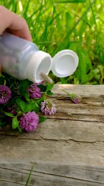 Kırmızı Yonca Özütü ve İlaveleri. Seçici Odaklanma. Doğa.