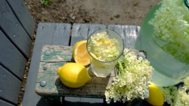 Yaşlı çiçeklerden şampanya. Seçici odaklanma. iç.