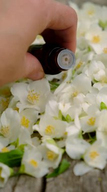 Yasemin yağı ve çiçekler. Seçici odaklanma. Doğa.