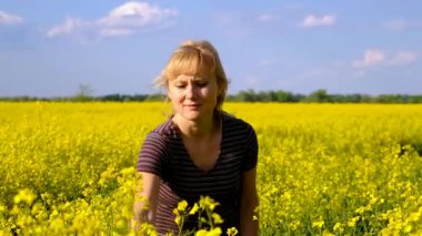 Sarı tarla çiçekleri alerjisi. Seçici odaklanma. Doğa.