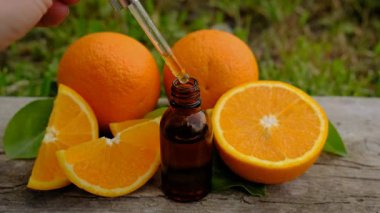 Şişedeki portakal yağı. Seçici odaklanma. Doğa.