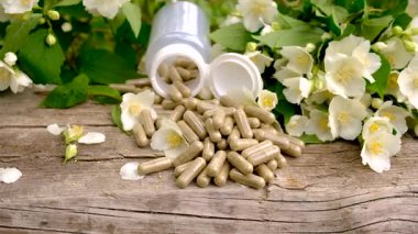 Yasemin yağı ve çiçekler. Seçici odaklanma. Doğa.