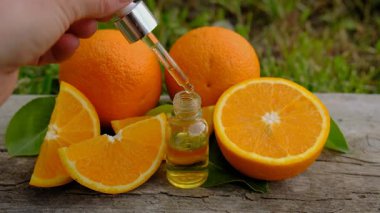 Şişedeki portakal yağı. Seçici odaklanma. Doğa.