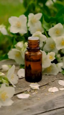 Yasemin yağı ve çiçekler. Seçici odaklanma. Doğa.