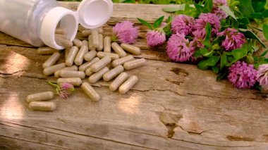 Kırmızı Yonca Özütü ve İlaveleri. Seçici Odaklanma. Doğa.