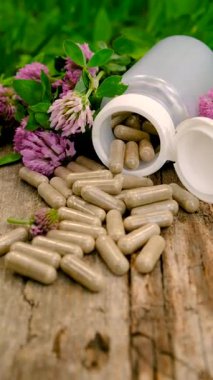 Kırmızı Yonca Özütü ve İlaveleri. Seçici Odaklanma. Doğa.