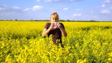 Sarı tarla çiçekleri alerjisi. Seçici odaklanma. Doğa.