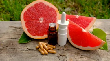 Şişedeki greyfurt yağı. Seçici odaklanma. Doğa.