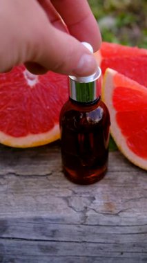 Şişedeki greyfurt yağı. Seçici odaklanma. Doğa.