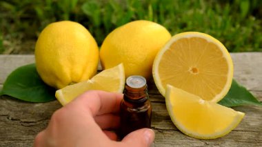 limon yağı şişede. Seçici odaklanma. Doğa.
