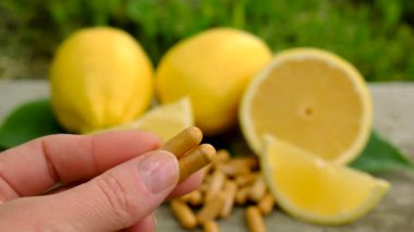 limon yağı şişede. Seçici odaklanma. Doğa.