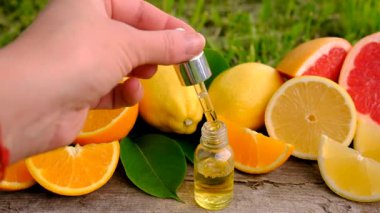 Şişedeki turunçgil yağı. Seçici odaklanma. Doğa.