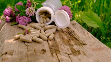 Kırmızı Yonca Özütü ve İlaveleri. Seçici Odaklanma. Doğa.