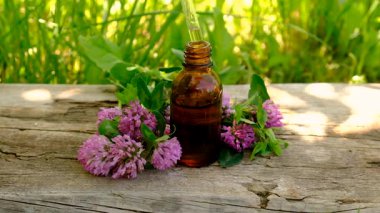 Kırmızı Yonca Özütü ve İlaveleri. Seçici Odaklanma. Doğa.