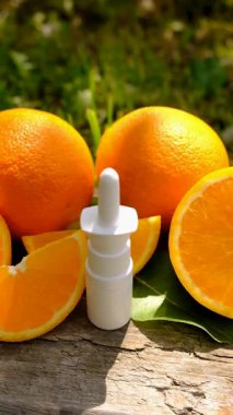 Şişedeki portakal yağı. Seçici odaklanma. Doğa.