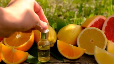 Şişedeki turunçgil yağı. Seçici odaklanma. Doğa.