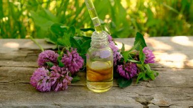 Kırmızı Yonca Özütü ve İlaveleri. Seçici Odaklanma. Doğa.